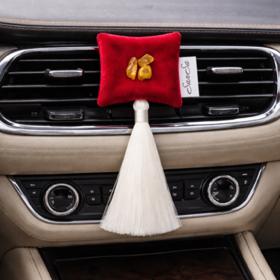 Luxury automobilio kvapas dekoruotas gintaru