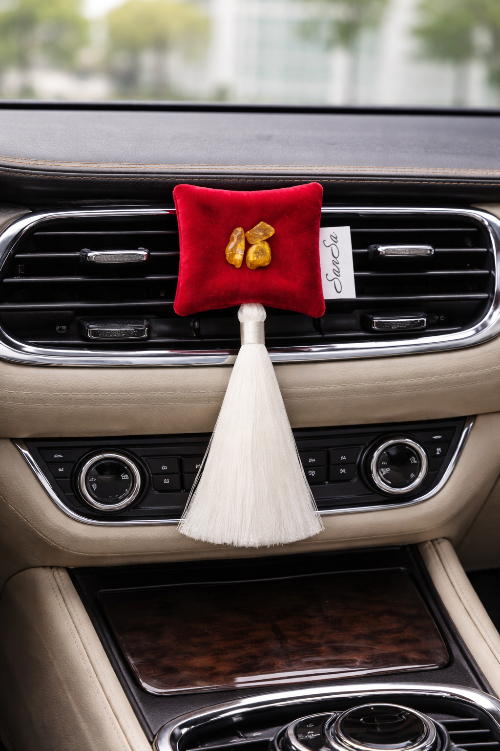 Luxury automobilio kvapas dekoruotas gintaru